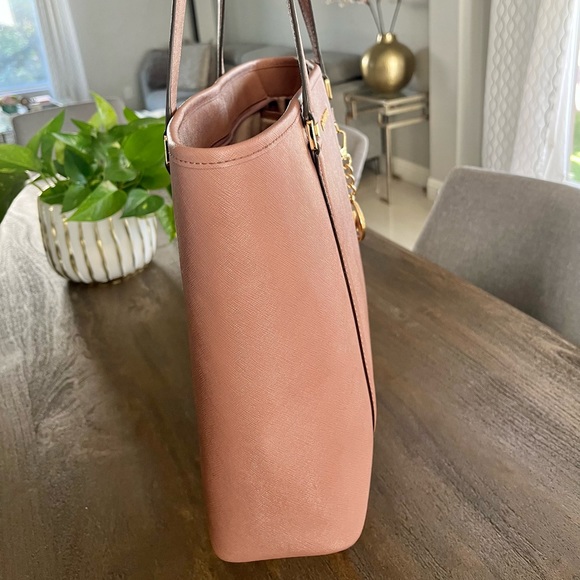 Michael Kors Jet Set Leather Tote in Powder Blush - Picture 5 of 12